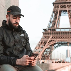 Na začátku roku 2019 třeba vyhlásil výběrové řízení na asistentku, přišly mu tisíce nabídek. To hlavní však přišlo v prosinci 2019.