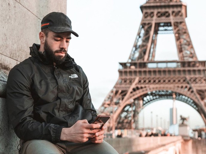 Na začátku roku 2019 třeba vyhlásil výběrové řízení na asistentku, přišly mu tisíce nabídek. To hlavní však přišlo v prosinci 2019.