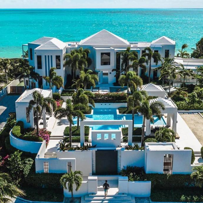 Matthew si přitom vybírá ta nejlepší místa světa.