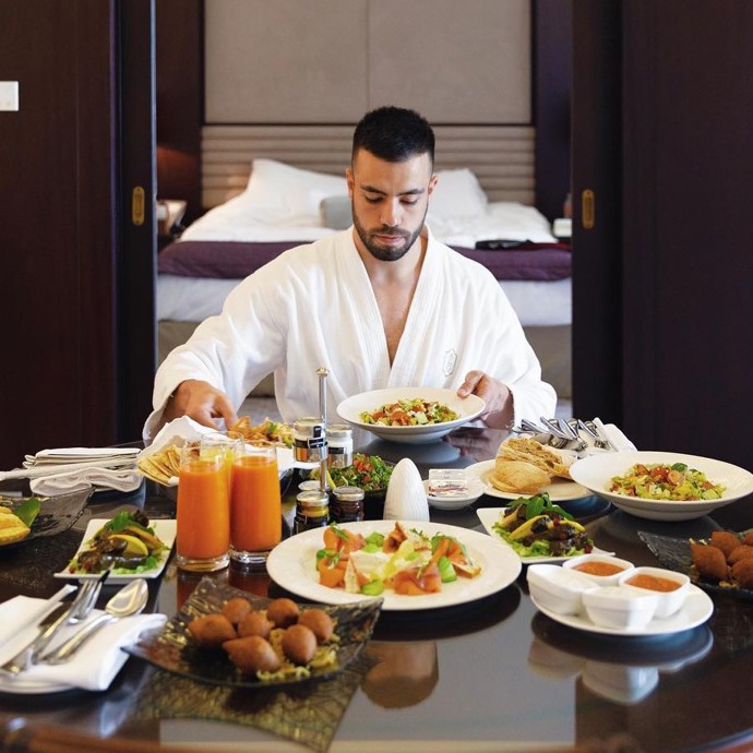 Veškeré náklady na cestu (letenky první třídou, jízdenky, ubytování v nejlepších hotelech, stravování ve známých restauracích apod.) platí milionář.