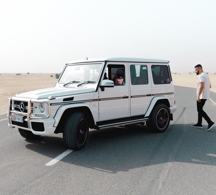 ...fotograf musí být neustále k dispozici a mít cestovní pas, protože Matthew předpokládá, že spolu budou hodně cestovat po nejluxusnějších místech světa.