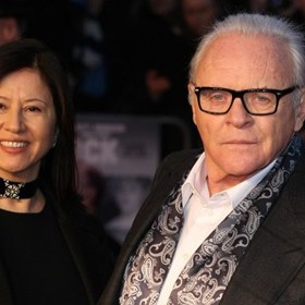 Je známý svojí zvláštní schopností vžít se do temné postavy a učinit ji ještě temnější, stejně jako svými nezvladatelnými výbuchy vzteku a urputnými souboji s režiséry, kteří mu nechtějí rozumět.