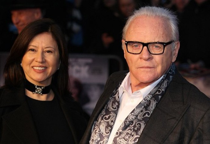 Je známý svojí zvláštní schopností vžít se do temné postavy a učinit ji ještě temnější, stejně jako svými nezvladatelnými výbuchy vzteku a urputnými souboji s režiséry, kteří mu nechtějí rozumět.