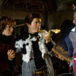 V jedné zapadlé a také už řádně rozpadlé brdské hospodě, kde odpradávna sídlili čerti, se usadí dva vykutálení podvodníci, Berta a Vitouš.