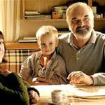 Poté, co mu už počtvrté ujedou nervy a drzého žáka zkrotí svéráznou metodou (vyždímá mu houbu na tabuli nad hlavou), raději školu opouští.