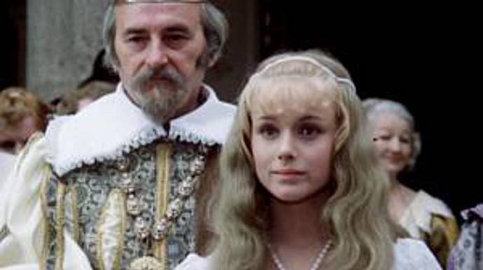 Po návratu Jakub zjistí, že všichni v zemi spí. Odcestuje do Půlnočního království, kde se s pomocí sluhy Matěje snaží dostat k princi Jaroslavovi, aby jej požádal o pomoc. Je však zadržen a vyslechnut před celou královskou rodinou. Král Vendelín Jaroslavovi, který chce Růženku ze zakletí vysvobodit, udělí domácí vězení. Princ však za přispění svého sluhy Matěje uprchne a společně odjedou do Růžového království. 