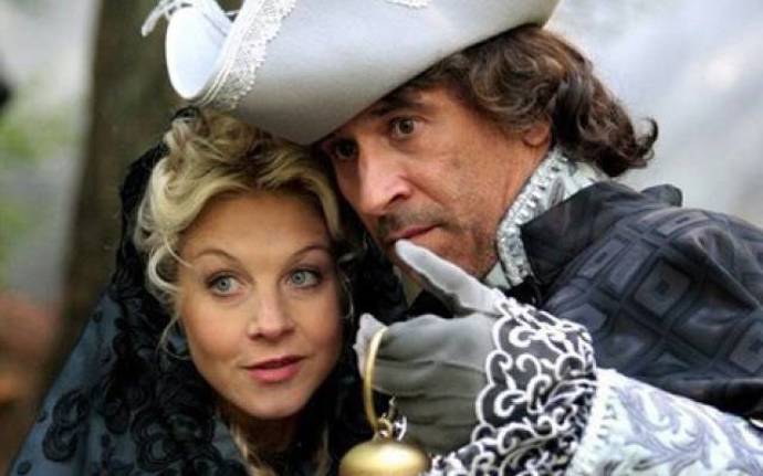 Když vyjde najevo, že královna podepsala smlouvu s čertem a princezna se má stát v den svých osmnáctých narozenin Luciferovou nevěstou, uspořádá král ples, kde se má Štěpánka zasnoubit s princem z jiné země a tak uniknout svému osudu.