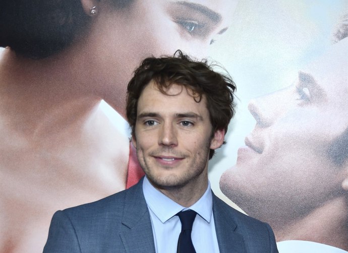 Sam Claflin je akční hrdina, kterého si můžete pamatovat z filmů Piráti z Karibiku: Na vlnách podivna nebo Sněhurka a lovec.