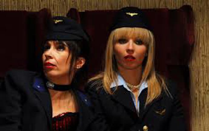 Od svého okénka má přehled, může si popovídat se zákazníky a zákaznicemi a především dá dohromady svého spolupracovníka přezdívaného Mluvka (Pavel Landovský) s paní Kvardovou. 