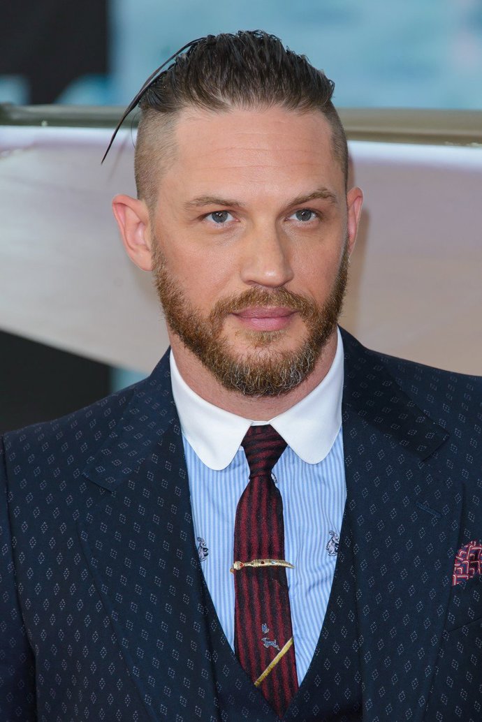 Tom Hardy je muž se sexy britským přízvukem a drsným zevnějškem. Jeho první celovečerní film byl Černý jestřáb sestřelen, ale průlomovým se stal snímek Star Trek: Nemesis.