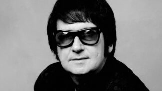 Roy Kelton Orbison byl známý americký zpěvák, kytarista a skladatel. Romantický tenor patřil v 50. letech k průkopníkům rokenrolu a rockabilly, zpíval country, ke konci kariéry pak v jeho repertoáru převažovaly písně ve stylu melodického rocku a popu.