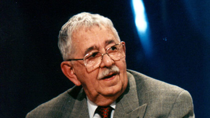 V době studia na gymnáziu se s ním rodiče přestěhovali ze Slezska do Prahy. V prosinci roku 1939 složil zkoušky do elévského sboru – soukromé herecké školy E. F. Buriana, založené při jeho slavném divadle D40.