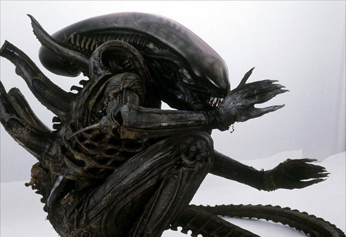 V den hollywoodské premiéry byl před kinem vystaven model mimozemšťana. Několik náboženským fanatiků ho před promítáním zapálili, prý šlo o dílo satanovo.