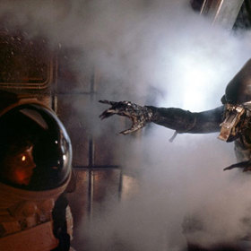 Bolaji Badejo zároveň musel absolvovat kurzy tai-či a pantomimy, aby se naučil pomalým pohybům.