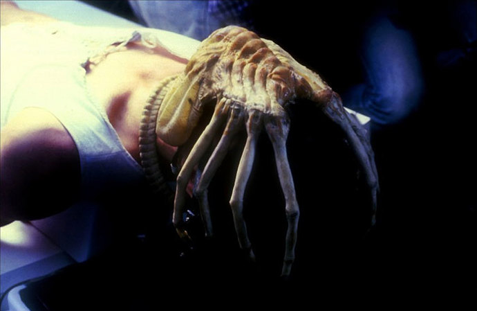 Loď Nostromo měla být původně žlutá. Když byly všechny modely připraveny k natáčení a v ateliérech vznikly i části lodě, Ridley Scott si barvu rozmyslel a změnil ji na šedou. Práce musely začít nanovo.