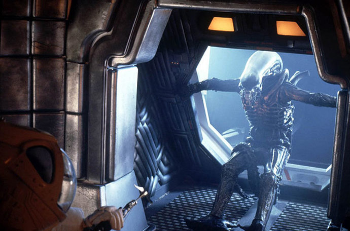 Horor pojednává o vesmírné výpravě posádky, která si nešťastnou souhrou událostí vpustí na kosmický koráb Nostromo vraždícího mimozemského tvora. V kostýmu Vetřelce se většinou ukrýval nigerijský student Bolaji Badejo. Byl 218 centimetrů vysoký a jeho ruce i nohy byly delší, než je obvyklé. Proto mají diváci pocit, že v kostýmu nemůže být člověk.