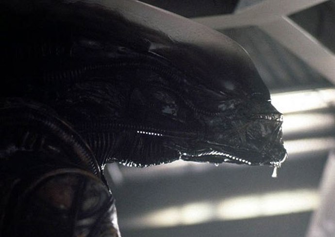 Vetřelec měl být původně průhledný, v hlavě měl být vidět jeho mozek. Nakonec se od těchto plánů upustilo, hlava je překrytá lehce průhledným umělohmotným krytem.