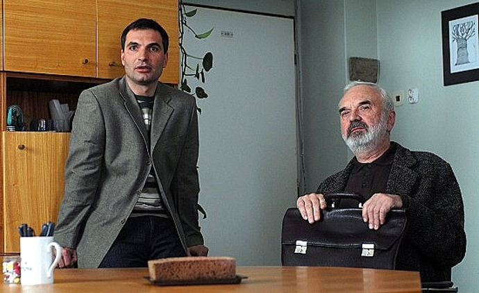 Novou známost dohodí i své dceři Helence (Tatiana Vilhelmová), kterou opustil manžel. 