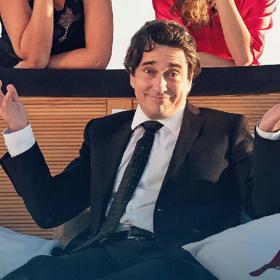 Jejich manželství, spolu s Josefovým krachujícím nakladatelstvím, se pomalu řítí do záhuby. 