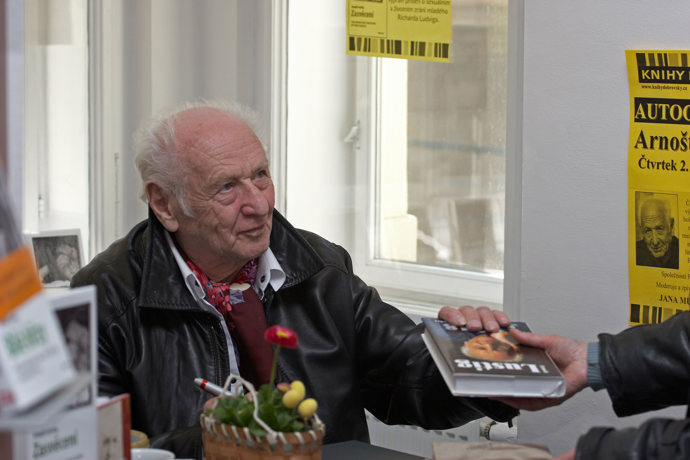 Arnošt Lustig byl český židovský spisovatel a publicista světového významu, autor celé řady děl s tématem holokaustu.