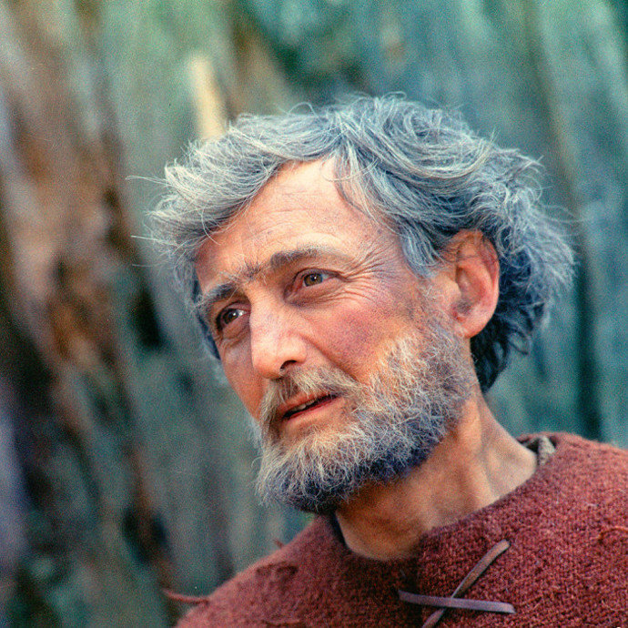 Mezi kolegy z divadla byl vyhlášený svým specifickým odchodem na jeviště. Pro štěstí schválně zakopával před představením o své vlastní nohy. Jinak by prý role nedopadla dobře.