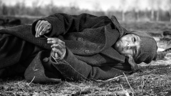 Vypráví o malém chlapci, který během druhé světové války sám putuje po východoevropském venkově.