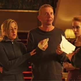 Bruno i Aneta jsou však v rolích outsiderů a nedokáží odporovat dominanci Cyrila, který určuje, co, kdy a jak se bude dít.