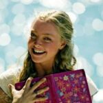 Je založena na písních úspěšné švédské skupiny ABBA a dalších skladbách, které pro muzikál zkomponoval Benny Andersson.