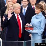 U příležitosti inaugurace Donalda Trumpa jeho žena Melania překvapila. Zvolila totiž konzervativně laděné šaty od návrháře Ralpha Laurena, které doplnila dlouhými rukavicemi. 