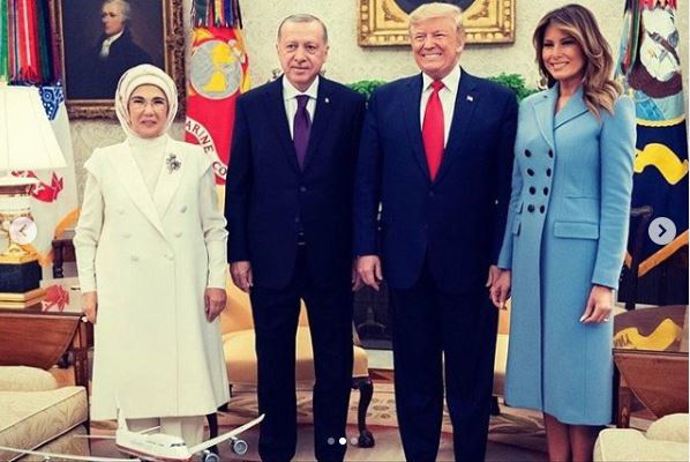 Tento kabát světle modré barvy Melania vynesla ku příležitosti setkání s tureckým prezidentem a jeho manželkou. 