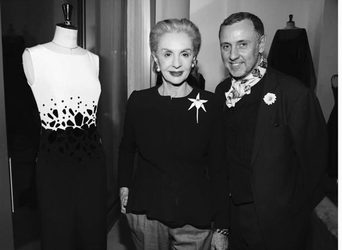 V pozici první dámy Melania potřebuje módního návrháře. Ne každý má ovšem zájem pracovat pro manželku takto kontroverzního prezidenta. Až teprve francouzsko-americký návrhář Hervé Pierre tento úkol přijal jako výzvu.