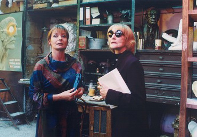 Pro svá počínání nacházejí ospravedlnění v tradičním postoji té doby: "Někdo musí plavat s 'nimi', aby situaci změkčoval, někdo se musí obětovat," případně: "Proč bych měl zrovna já stát a šlapat vodu, když jiní plavou kraulem?" Na snímku Vilma Cibulková a Soňa Červená.