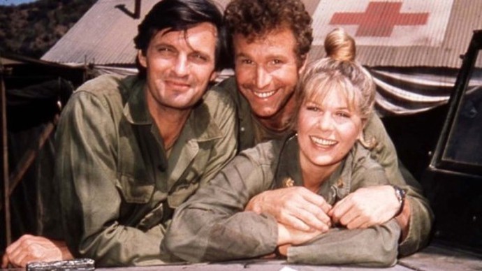 Seriál M*A*S*H měl premiéru 17. září 1972 a nezaznamenal žádný výrazný úspěch. Časopis Time jej dokonce označil za jedno z největších zklamání televizní sezóny 1972 – 1973. Ke konci druhé sezóny už měl M*A*S*H své věrné diváky a stal se čtvrtým nejsledovanějším televizním seriálem. M*A*S*H se stal trhákem a z Aldy udělal hvězdu. 