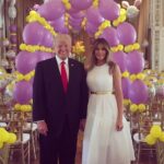 První dáma Spojených států si potrpí na světlé barvy a výrazné doplňky. V tomto případě spojila bílé šaty se zlatým páskem.