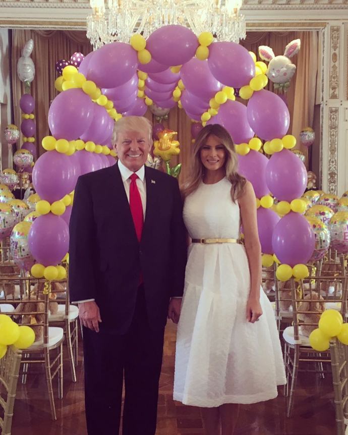 První dáma Spojených států si potrpí na světlé barvy a výrazné doplňky. V tomto případě spojila bílé šaty se zlatým páskem.