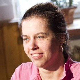 Iva věděla, že to její manžel nevydrží. Spolu s dětmi na ní byl zcela závislý.