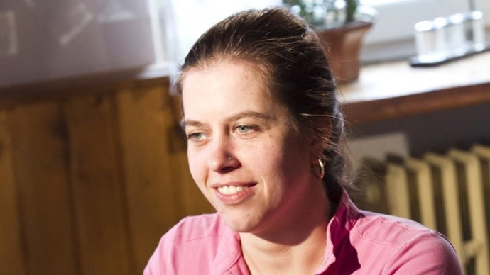 Iva věděla, že to její manžel nevydrží. Spolu s dětmi na ní byl zcela závislý.