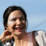 Narodila se v krkonošském Vrchlabí, vyrůstala u své babičky v nedalekém Špindlerově Mlýně a na Vrbatově boudě. Před odchodem do Prahy závodně lyžovala za lyžařský oddíl TJ Slovan Špindlerův Mlýn. 