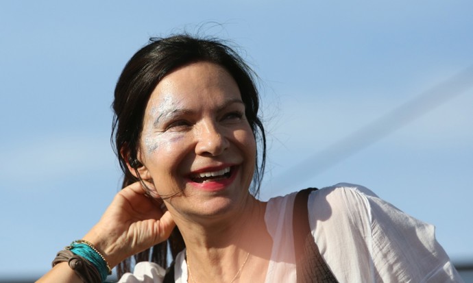 Narodila se v krkonošském Vrchlabí, vyrůstala u své babičky v nedalekém Špindlerově Mlýně a na Vrbatově boudě. Před odchodem do Prahy závodně lyžovala za lyžařský oddíl TJ Slovan Špindlerův Mlýn. 