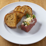 Na skvělý tatarský biftek si dojděte například do pivovarské restaurace Ossegg v Praze.