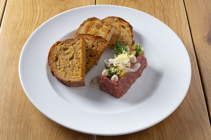 Na skvělý tatarský biftek si dojděte například do pivovarské restaurace Ossegg v Praze.