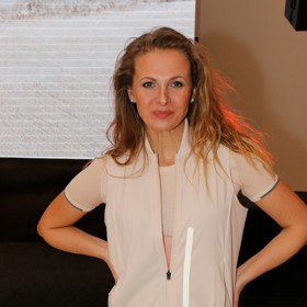 Vystudovala Státní konzervatoř v Bratislavě, hudebně-dramatický obor, a DAMU v Praze (obor činoherní herectví).