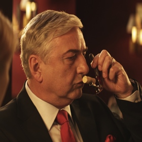 Bruno má vzhledem k neodvratnému konci své existence jiné priority nežli si představuje Cyril, který mu vnucuje sex s Tali.