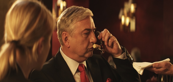 Bruno má vzhledem k neodvratnému konci své existence jiné priority nežli si představuje Cyril, který mu vnucuje sex s Tali.