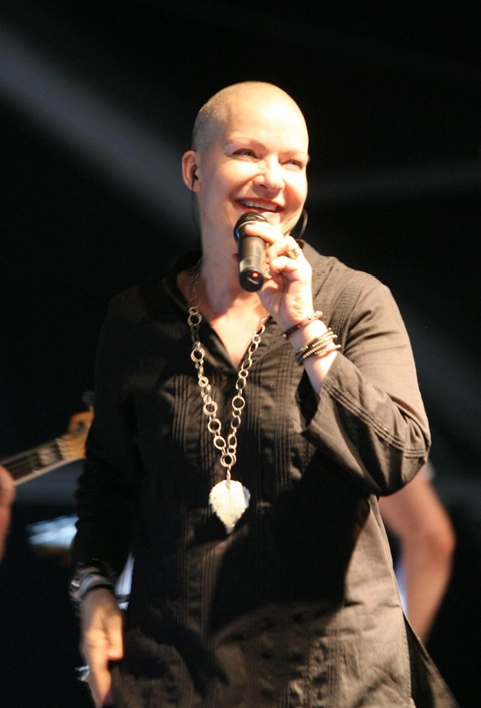 Na desce Amulet se autorsky podíleli P.B.CH (Wanastowi Vjecy), Oskar Petr a na některých písních se spolupodílela i Anna K.