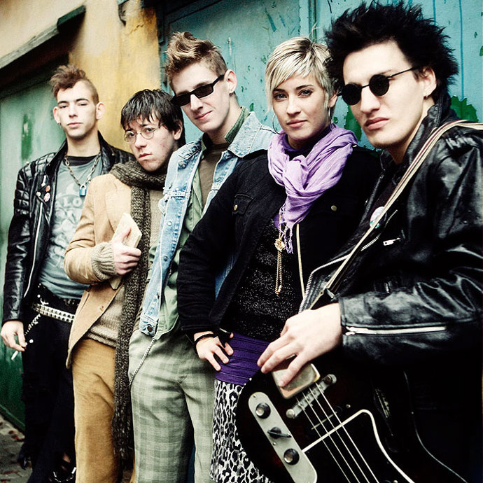 Větší část natáčení probíhala v neobývaném domě v Míšeňské ulici poblíž Malostranského náměstí a na dalších místech v Praze (Strahovský stadion, Slovanský ostrov, Praha 7) a v okolí (parník a sokolovna ve Strančicích, okolí Konopiště).