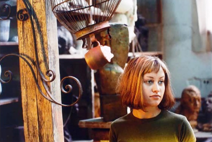 Vedle generace rodičů odsouzené ke každodennímu pachtění za kusem žvance je zde i generace jejich dorůstajících dětí. Tahle generace teenagerů si o snahách a postojích rodičů myslí své. Nevěří ve změnu k lepšímu. Na snímku Nikola Pešková.