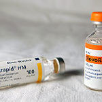 v létě roku 1921 se podařilo Bantingovi a Bestovi extrahovat "čistý" inzulin ze psů, kterým podvázali vývod pankreatu a inzulin extrahovali - extrahovanou látku zprvu pojmenovali "isletin" → tento svůj objev bezúplatně předali Torontské univerzitě za pronájem laboratoře