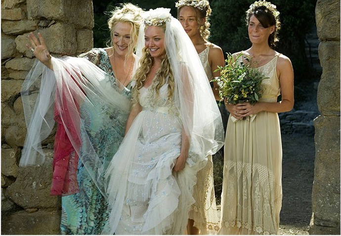 Během nich bude nevěsta muset najít toho pravého. A protože Donna neměla o příjezdu tří připomínek hříchů mládí ani ponětí, bude na Kalokairi veselo i bez svatby.