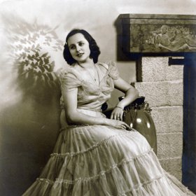 Vyrůstala v umělecké rodině. Otec Hanuš Lašek byl sólistou opery Národního divadla a profesorem zpěvu na pražské konzervatoři a pocházel ze západočeských Plas. Matka Hana byla také operní pěvkyní. 